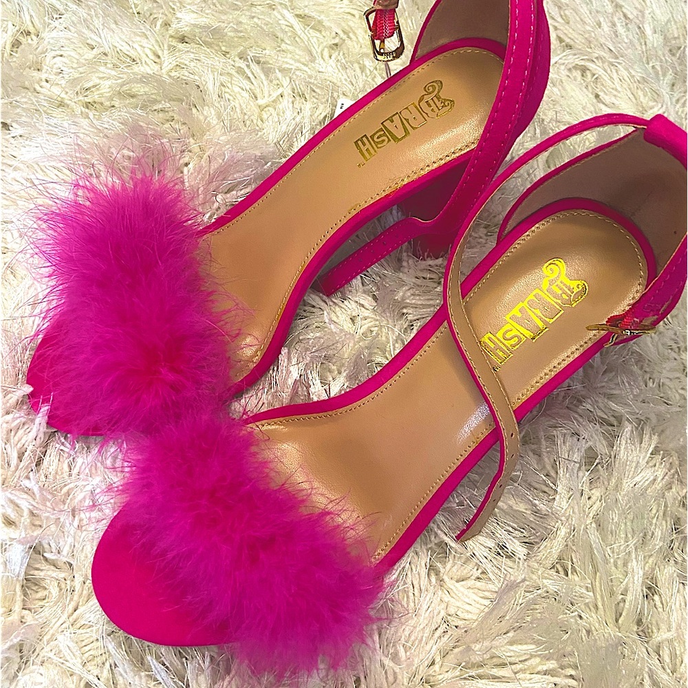 Brash: size 8 pink feather like decor heels